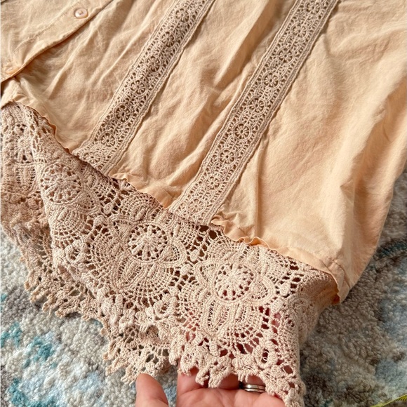 LOGO Lavish Woven Button Front Top with Lace Trim beautiful cream color size M - Picture 6 of 8